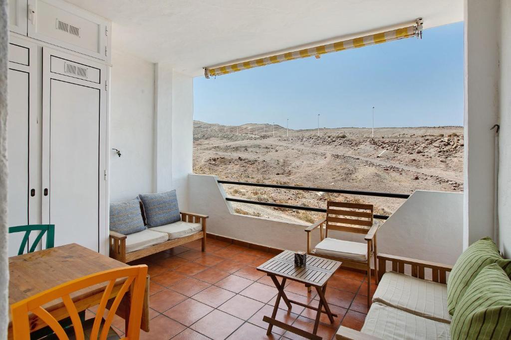 a living room with a view of the desert at El Rinconcito del Faro in Gáldar