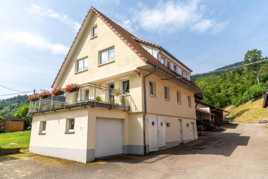 a house with a balcony and a garage at Brujosenhof in Oppenau