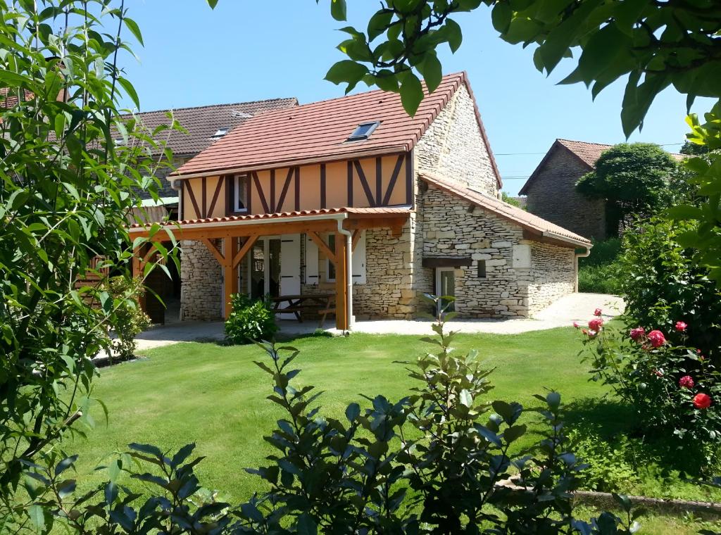 an external view of a house with a garden at Terre De Pierres - Gite Améthyste in Saint-Geniès