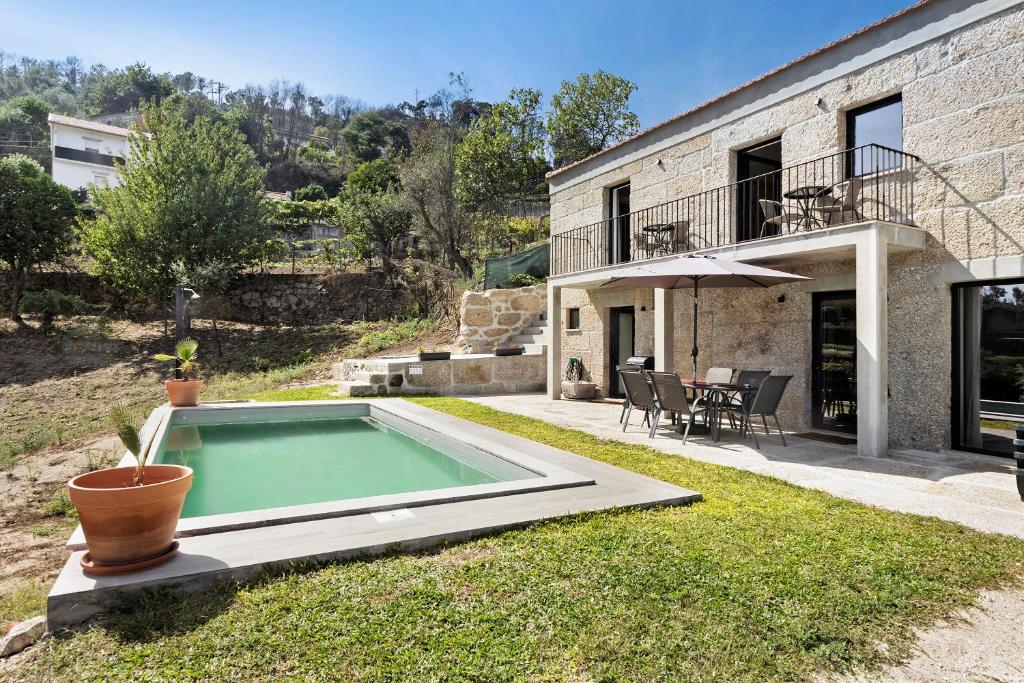 a swimming pool in the yard of a house at Casa Do Alago in Gove