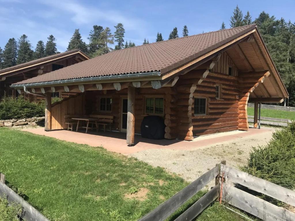 a large log cabin with a roof at Blockhaus Almhütte Wiesenglück in Glatten