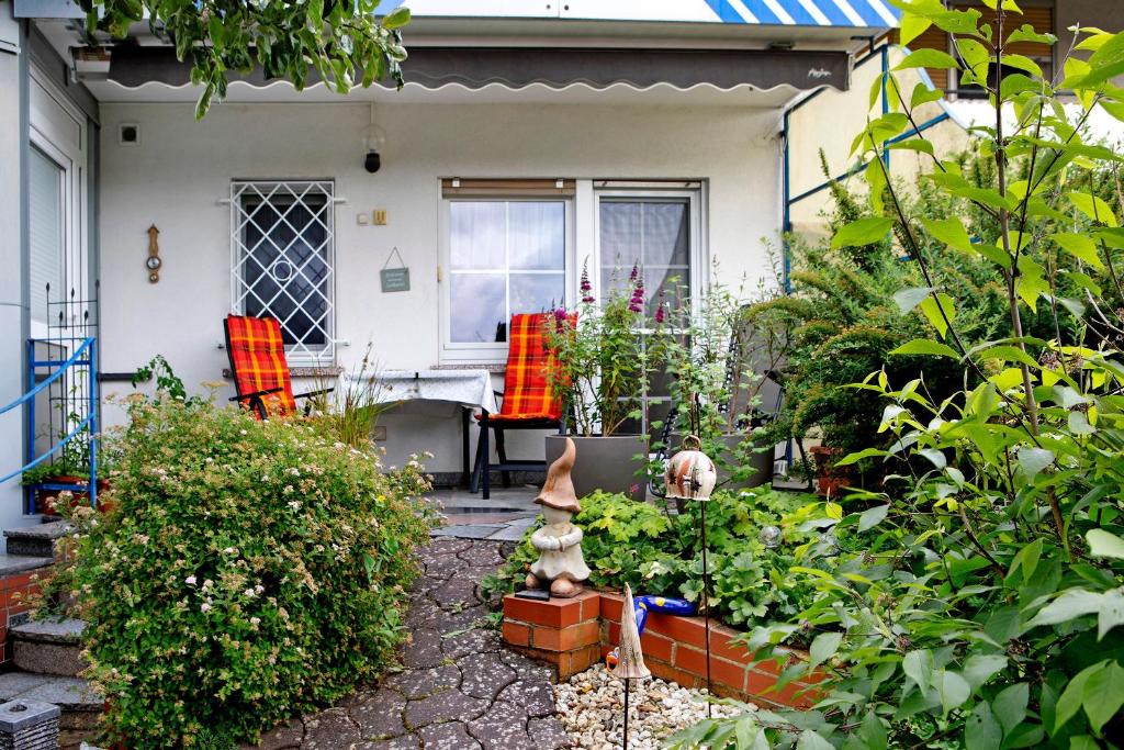 a garden in front of a house with plants at Ferienappartment Becker Zentrum in Lauterbach