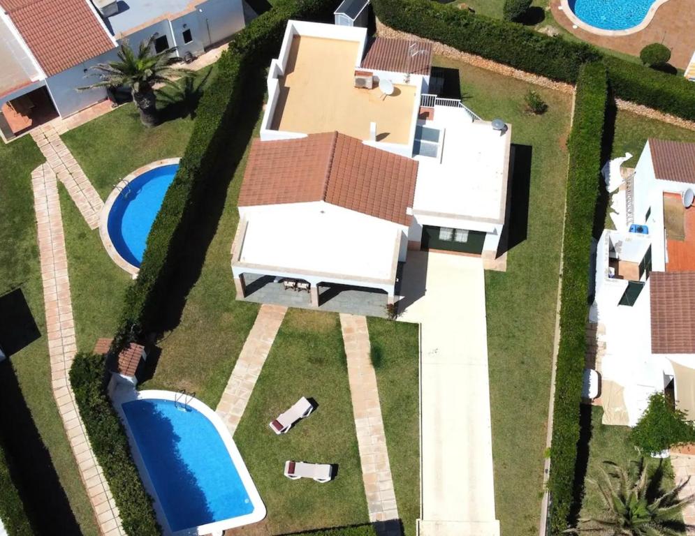 an aerial view of a house with a swimming pool at Villa los Tres Menorca in Cala en Bosc