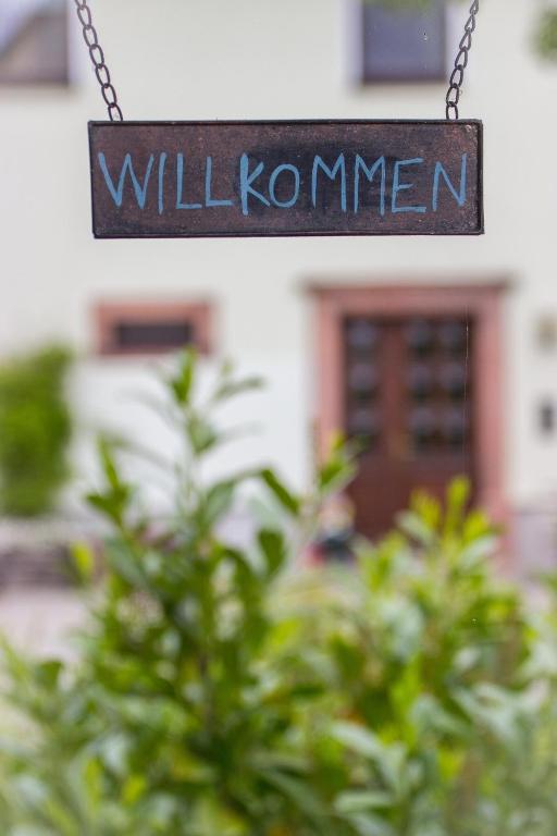 a sign that reads will korman hanging from a chain at Ferienwohnung Rochlitzer Berg Blick in Seelitz