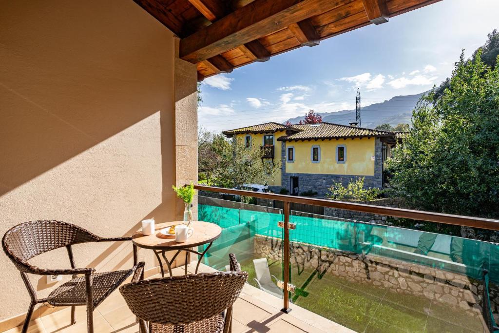 a patio with a table and chairs on a balcony at 4 Terraza - Antilles sin jardin in Llanes