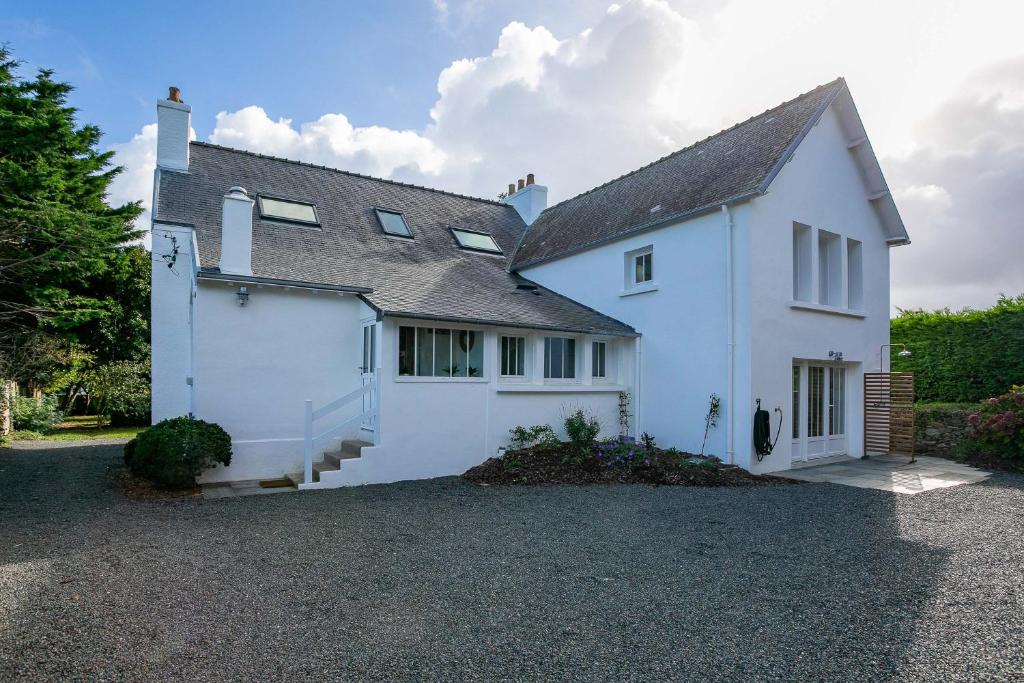 a white house with a driveway at Ker Lotig in Locquirec