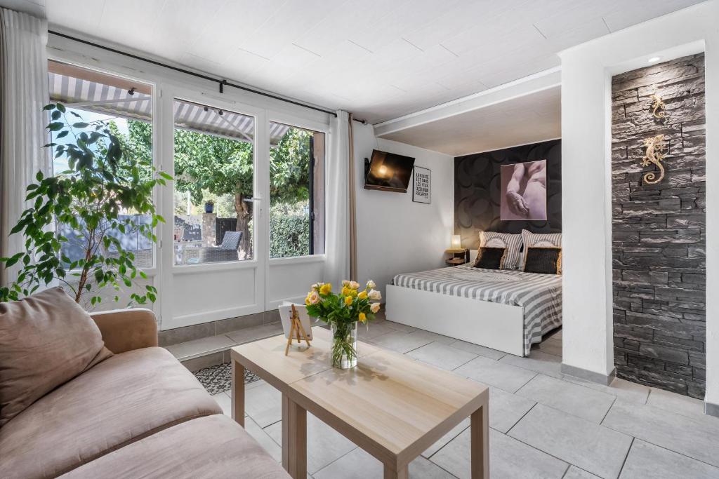 a living room with a bed and a table at Villa Nui in Cuers