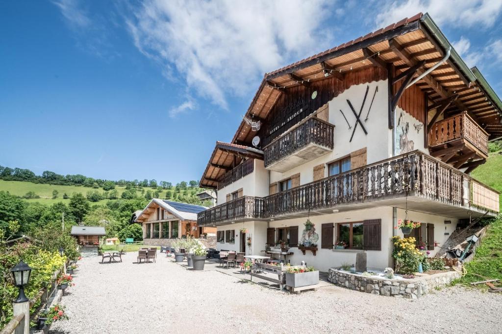 an exterior view of a building with a balcony at Gand chalet montagne 30 personnes in Bernex
