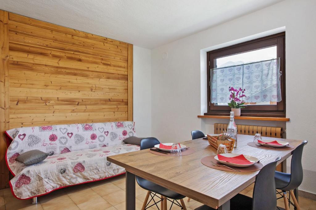 a living room with a table and a couch at Maison Le Cré Appartamento 3 in Introd