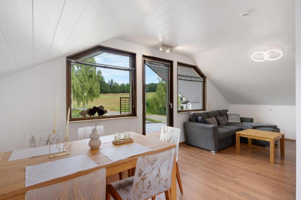 a living room with a table and a couch at Ferienwohnung Nordschwarzwald in Altensteig