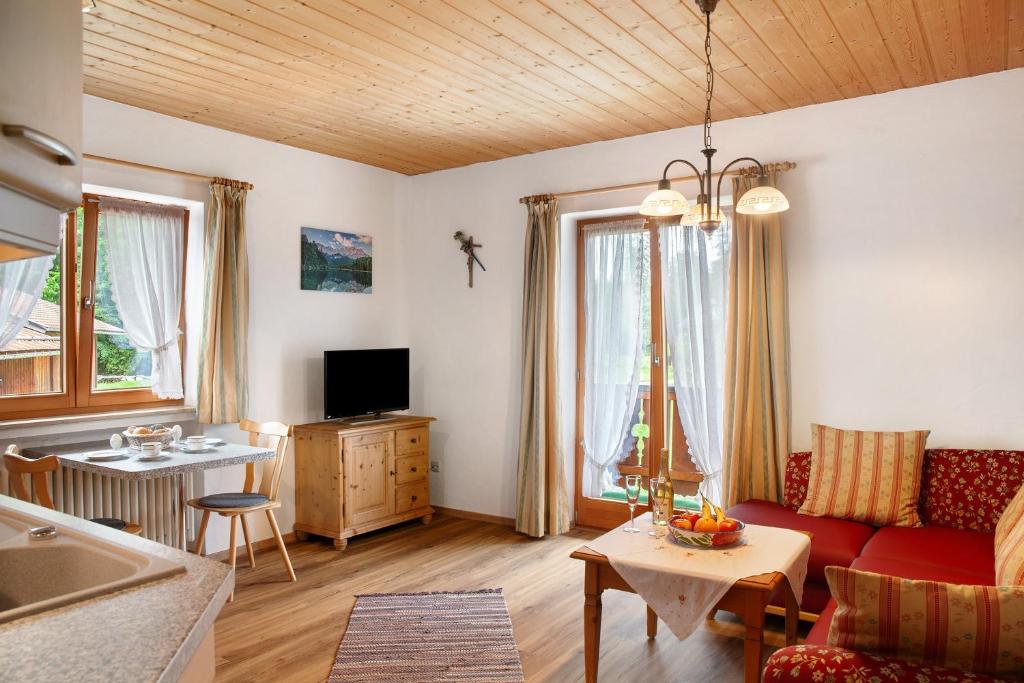 a living room with a couch and a table at Ferienwohnung Zugspitze in Grainau