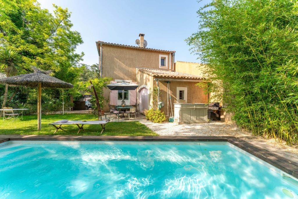 an external view of a house with a swimming pool at Plein coeur du Luberon in Apt