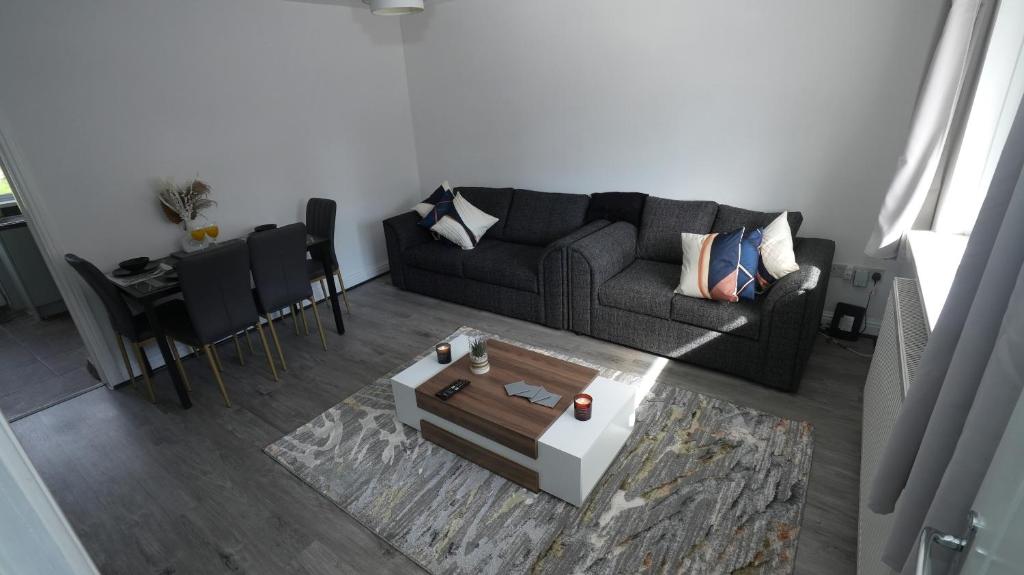salon z kanapą i stołem w obiekcie EliteStays w mieście Bilston