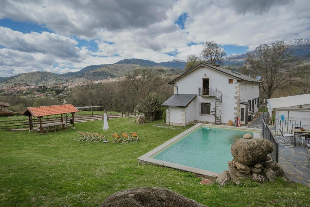 a house with a swimming pool in a yard at Finca El Aguilojo in Mombeltrán