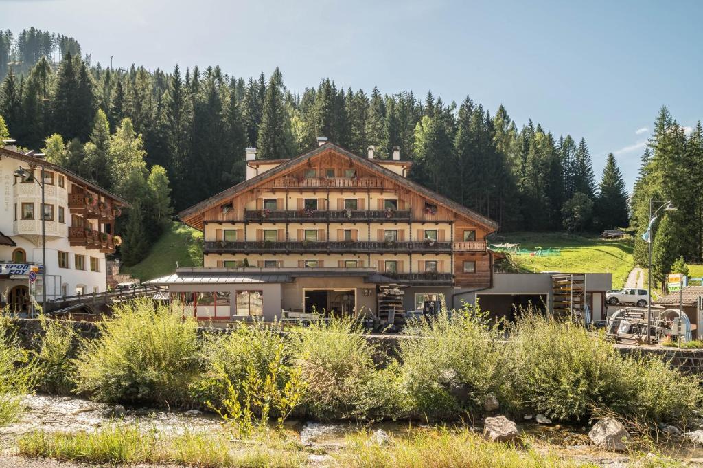 a large building in the middle of a mountain at Buffaure a parte in Pozza di Fassa