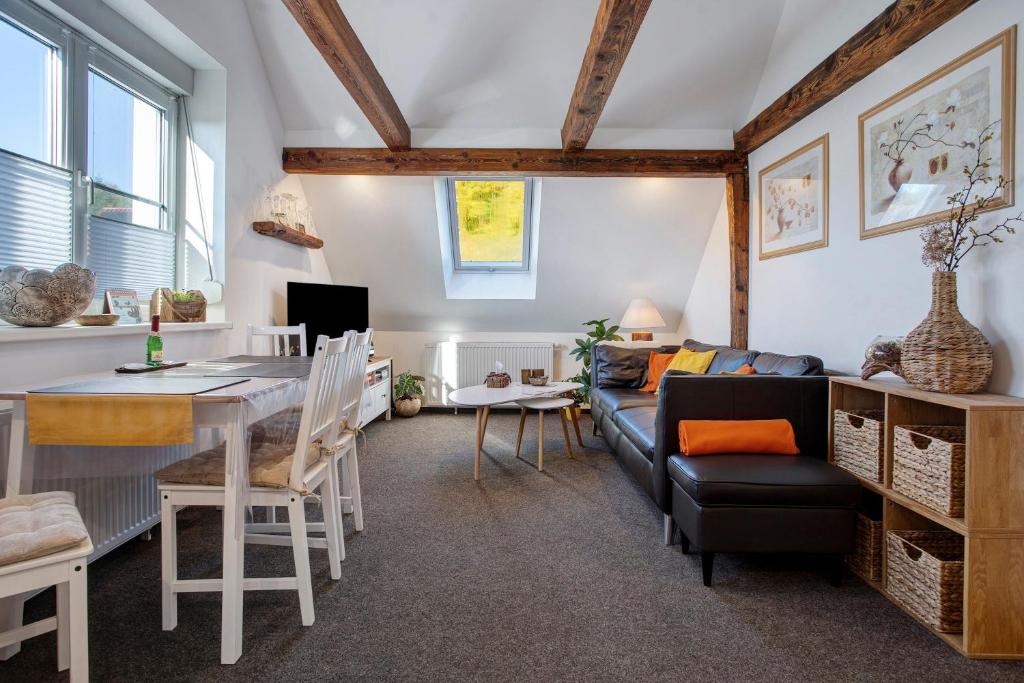 a living room with a couch and a table at gemütliche Ferienwohnung in Seenähe in Neustrelitz