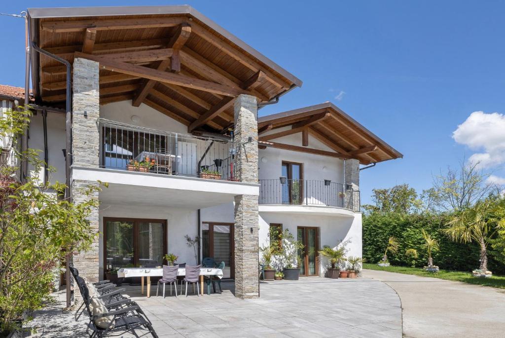 dom z balkonem i tarasem w obiekcie Bnb anima w mieście Cervere