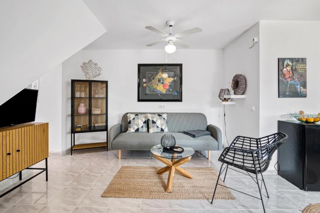 a living room with a couch and a tv at Appartment Patricia in Orba