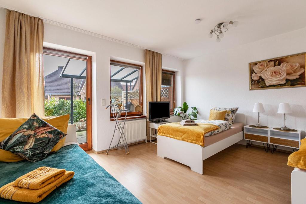 a living room with two beds and a desk at Ferienwohnung Davio in Lohe-Rickelshof
