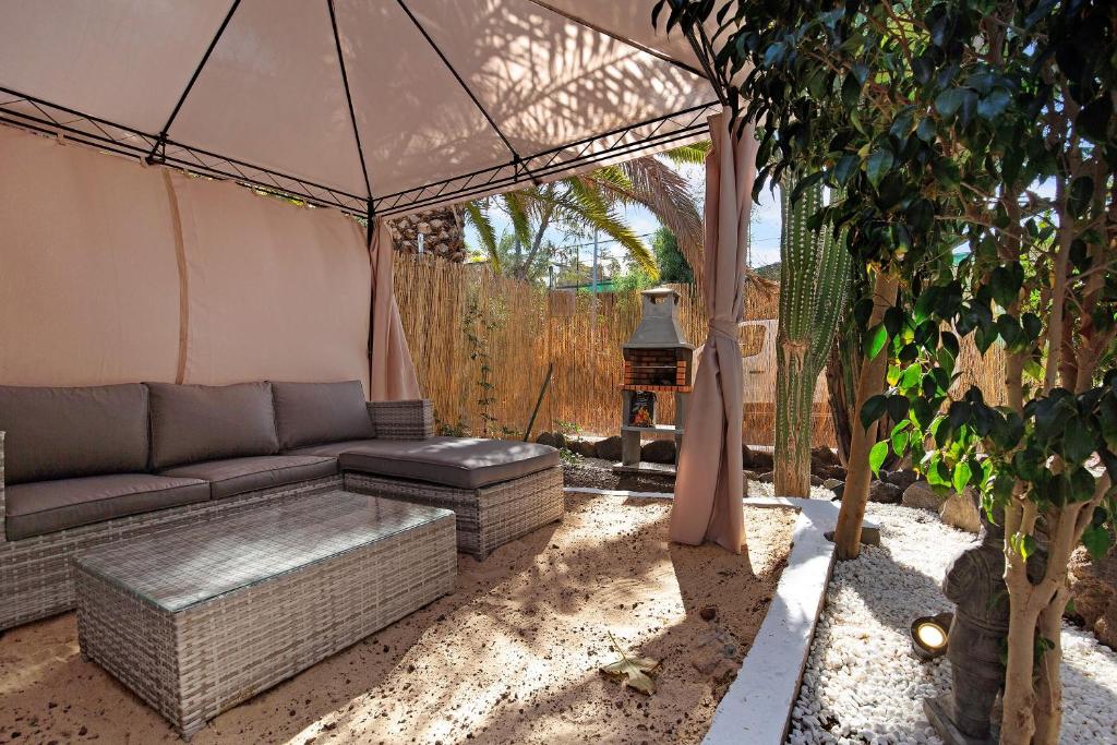 a living room with a couch and a tent at Casa Alexis in Lajita
