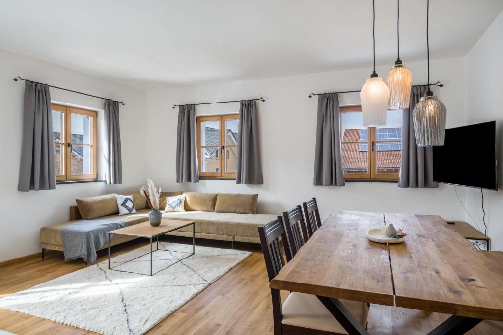 a living room with a table and a couch at Ferienwohnung Maria in Gilching