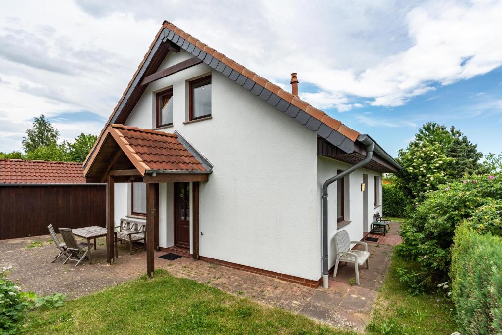a white house with a pitched roof at Haus Seeblick in Putbus