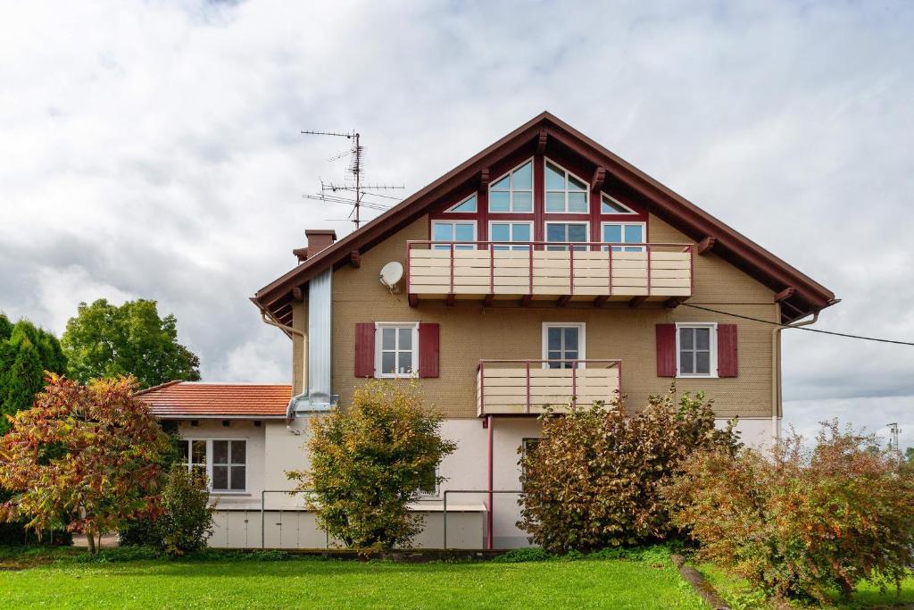 a house with a balcony on top of it at Ferienwohnungen Annamaria in Leutkirch im Allgäu