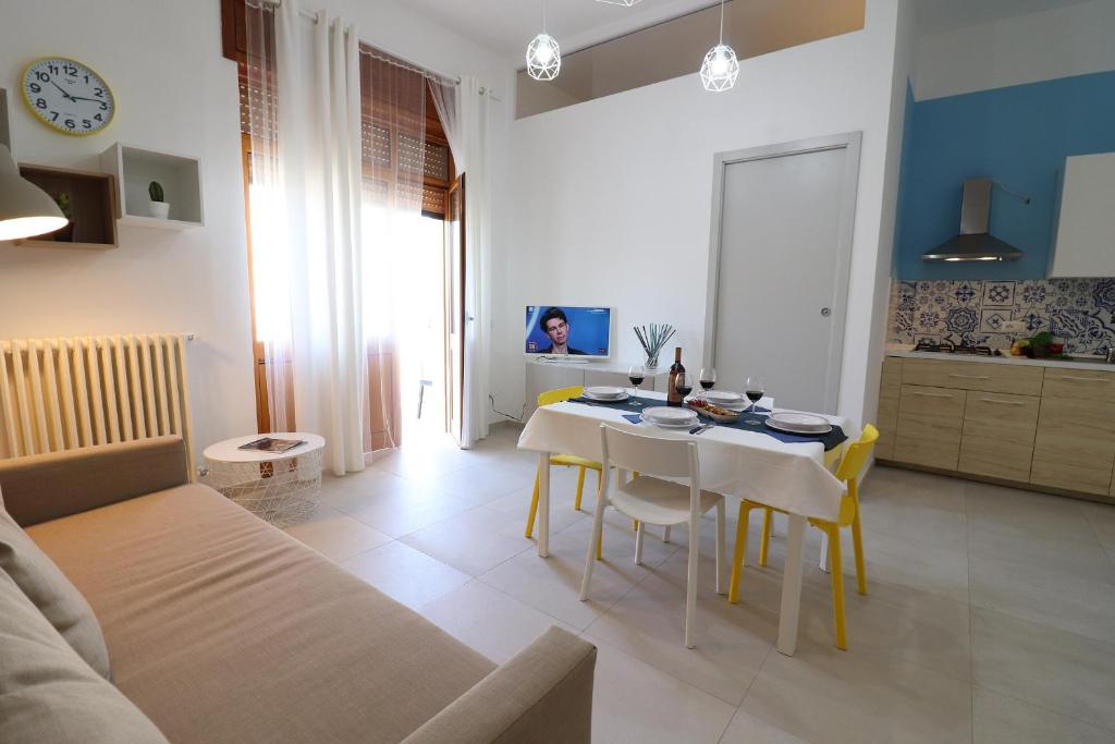 a kitchen and living room with a table and chairs at Casa Vacanze Nike a Otranto in Otranto