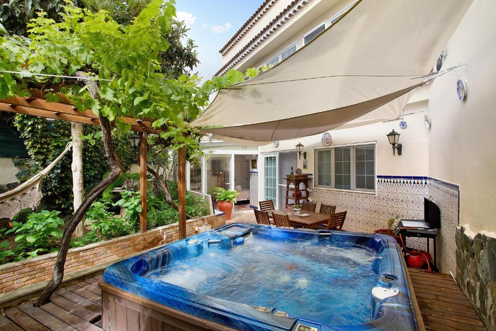 a hot tub in the middle of a patio at Carmelo y Carmela 1 in Teror