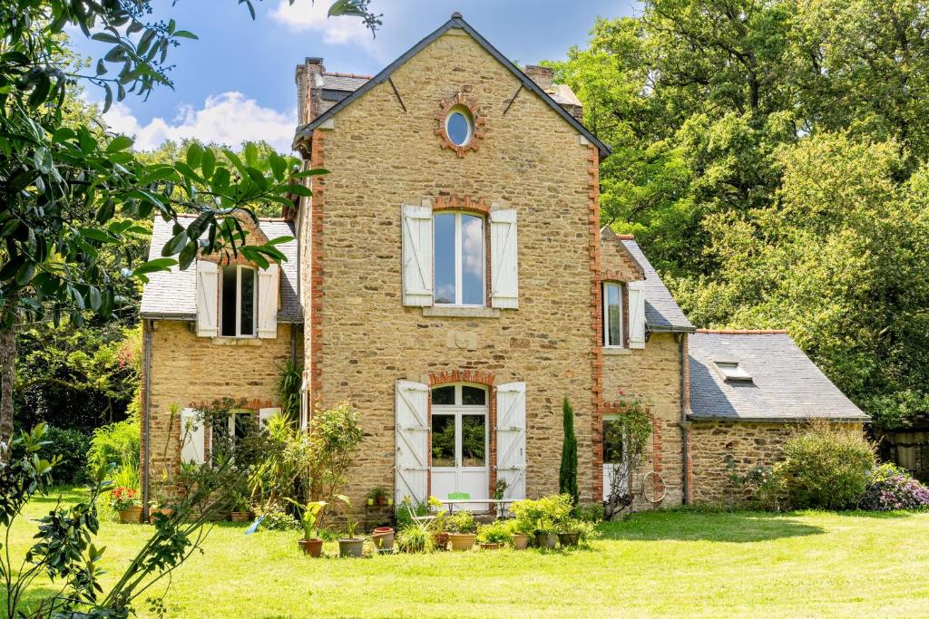 an old brick house on a grassy yard at Chambre d'hôtes Kerdary in Nivillac