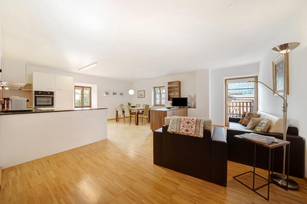 a living room and kitchen with a couch and a table at Appartement Wielander A Ost in Laces