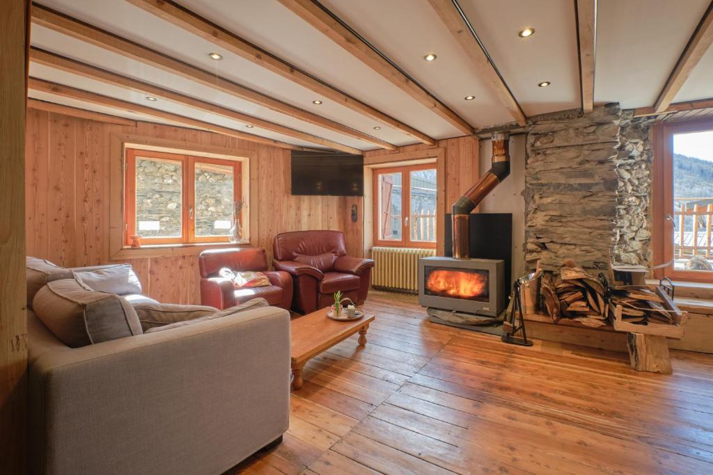 a living room with a couch and a fireplace at L'auberge du Bati in Besse