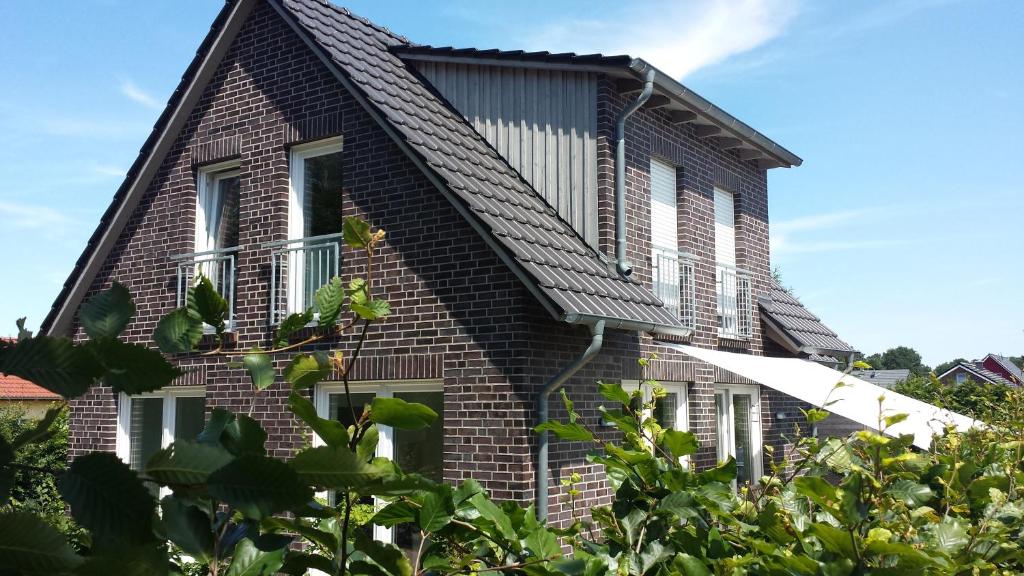 a house with a gambrel roof at Ferienwohnung Birkenhof Alfsee in Rieste