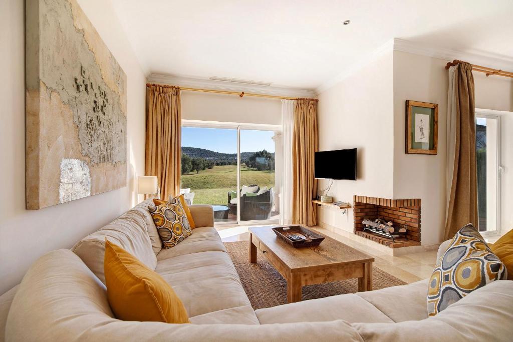 a living room with a couch and a fireplace at Arcos golf Adosado 2 dormitorios in Arcos de la Frontera