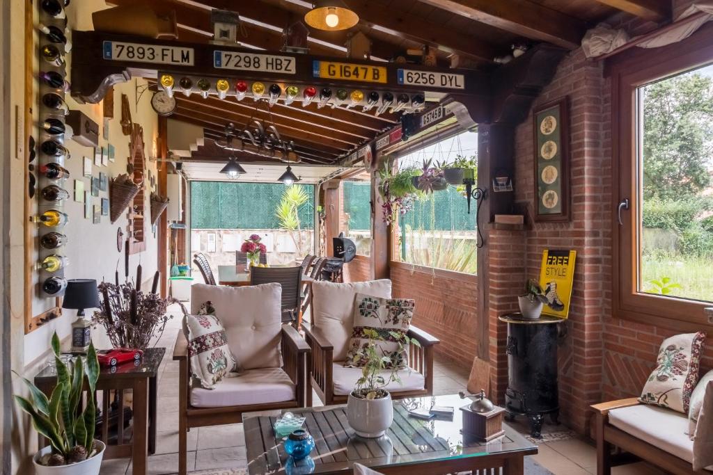 a living room with chairs and a table at El Rincón de Agüero in Agüero