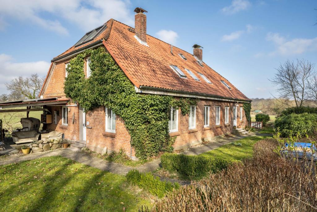 an old brick house with ivy growing on it at Voßberg großes Ferienhaus in Grömitz