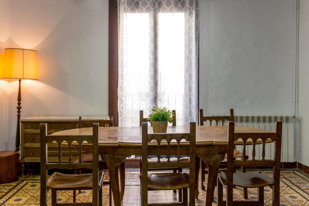 a dining room with a wooden table and chairs at Pio in Tremp