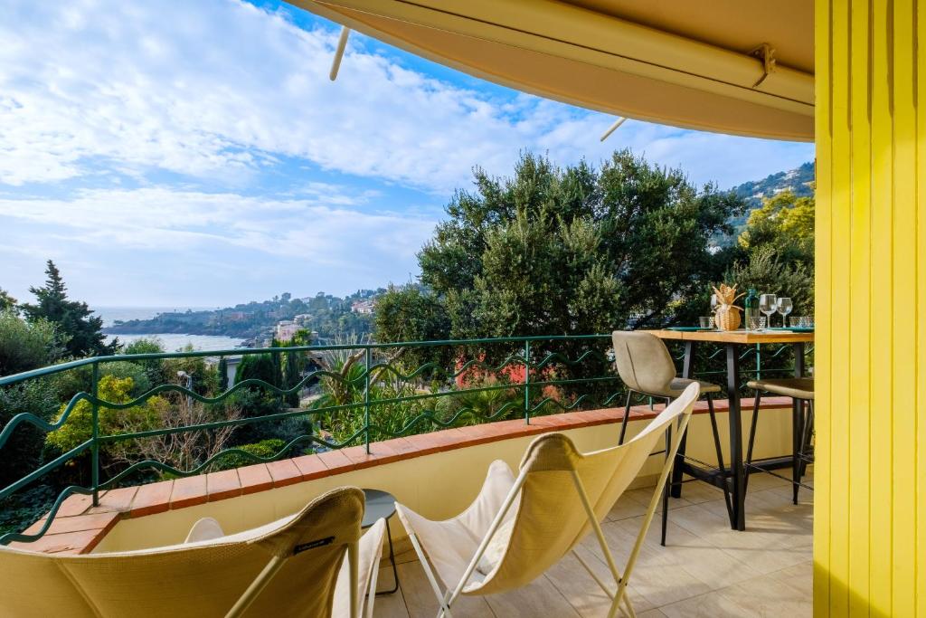 a balcony with a table and chairs and a view at Duplex 2 chambres Golden Sun in Théoule-sur-Mer