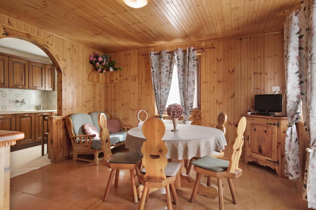 a kitchen and dining room with a table and chairs at La Maison du Bonheur Lillaz in Cogne