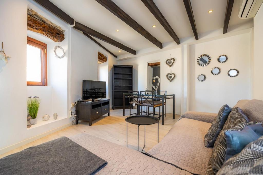 a living room with a couch and a table at Apartamento Can Roses in Moscari