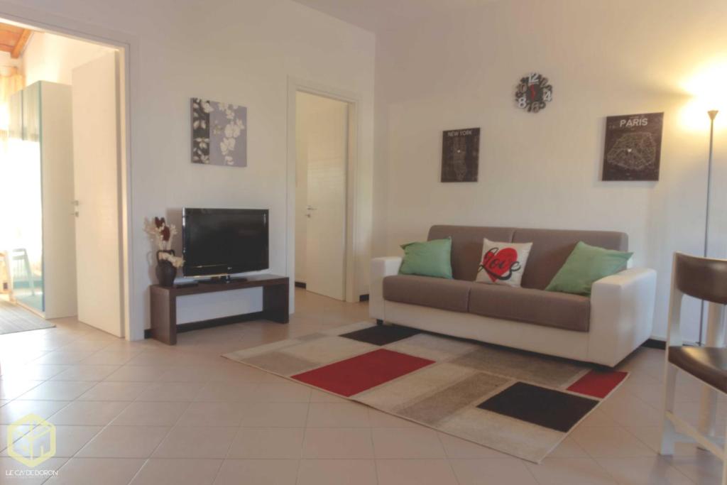 a living room with a couch and a tv at The Comfort Apartment in Montagnana