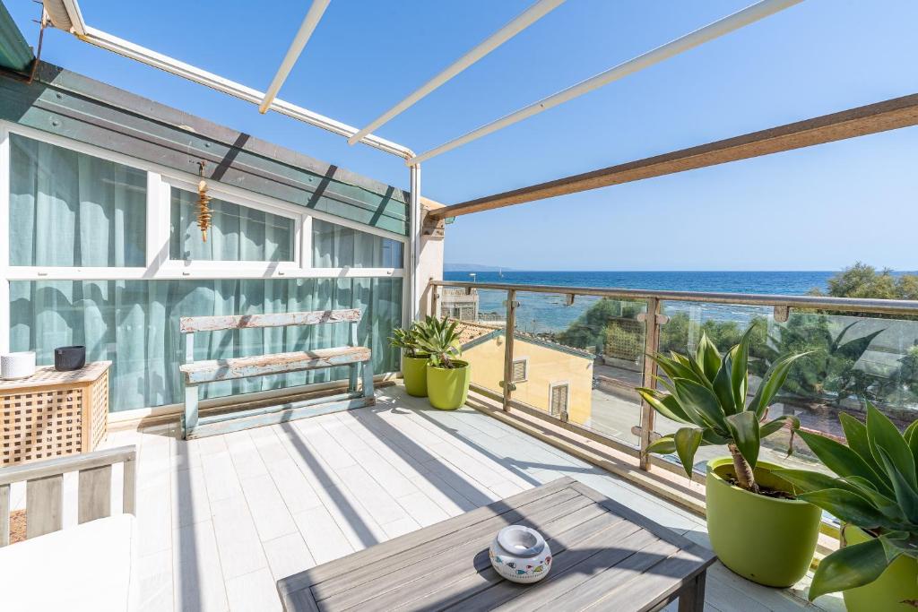 a balcony with a view of the ocean at Elvi Suite Vista Mare Marzamemi in Marzamemi