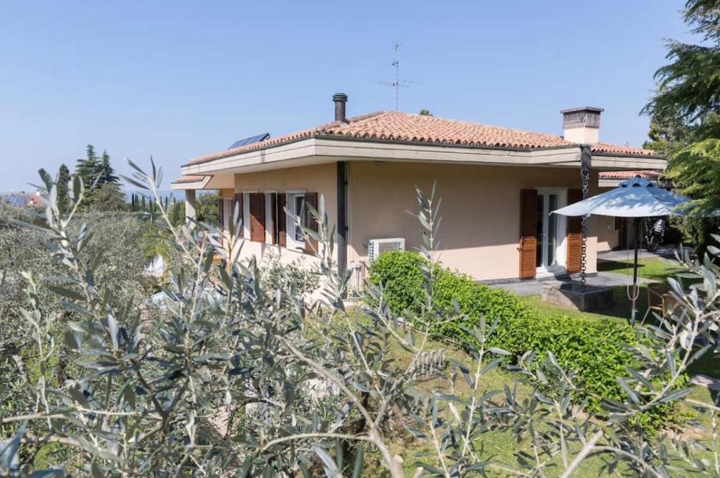 a house on top of a hill with trees at Trilocale colline di Bardolino in Bardolino