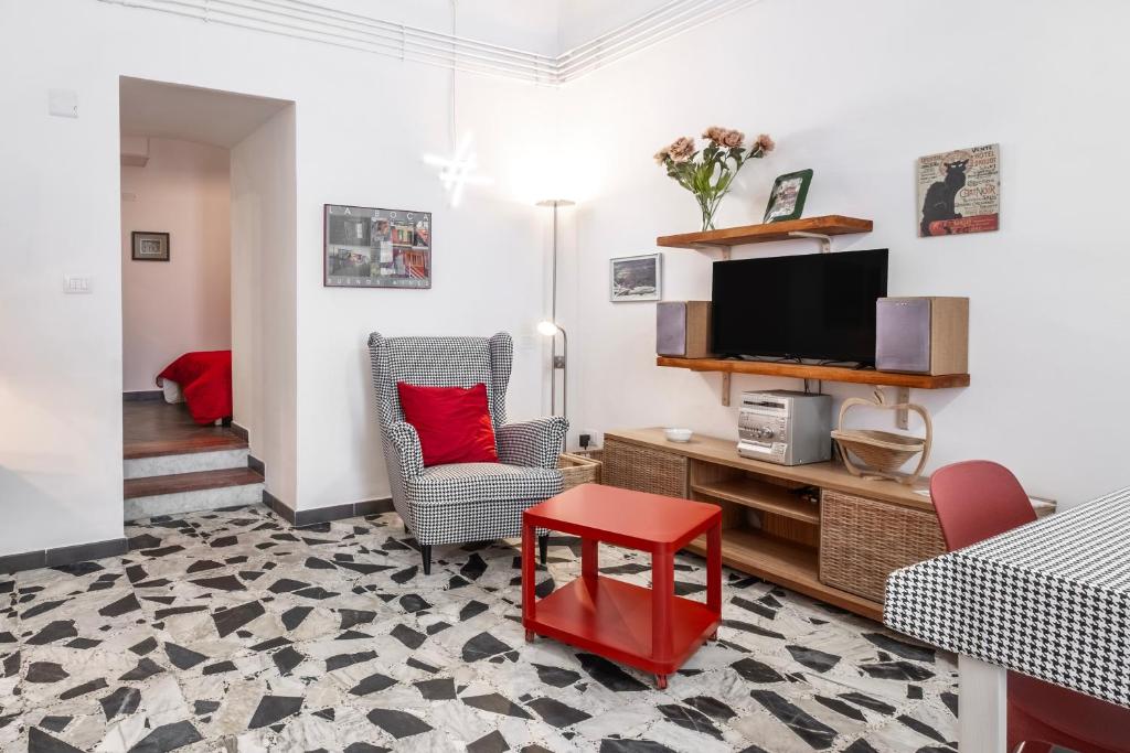 a living room with a television and a red stool at Al Cornelio in Orvieto