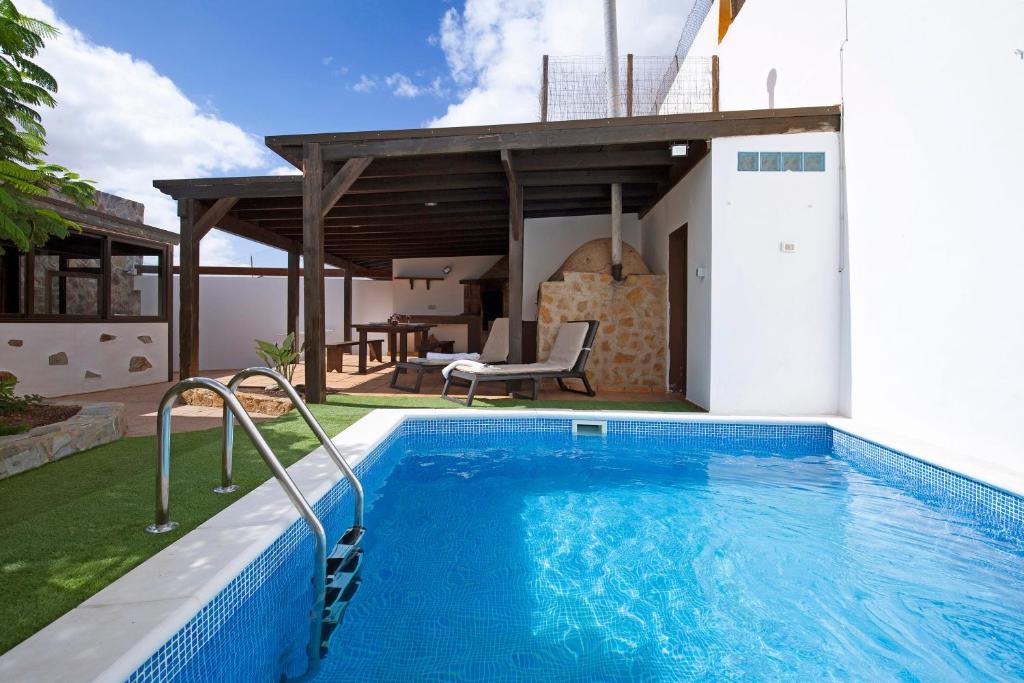 a swimming pool in the backyard of a house at Villa Antonia in Betancuría