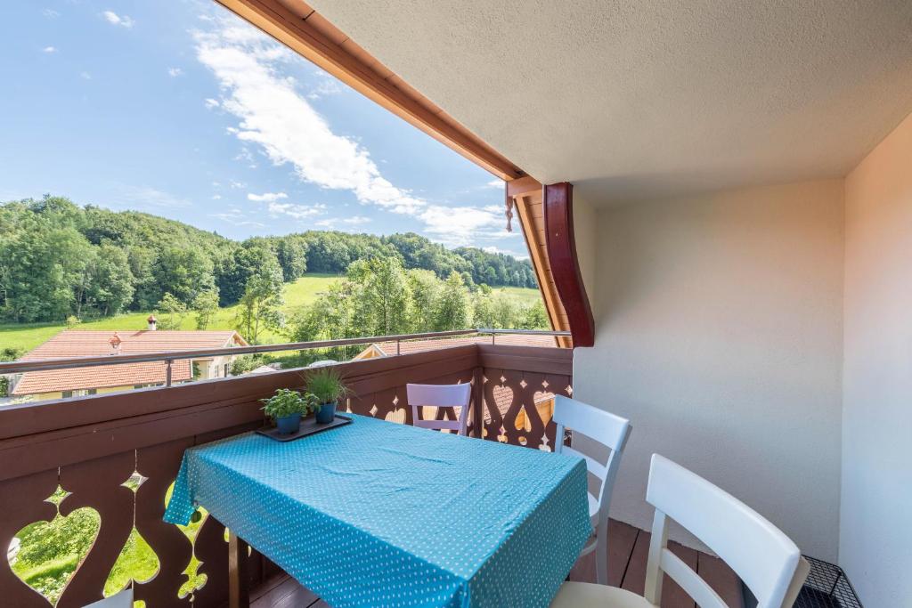 a balcony with a table and chairs and a view at Traum-ferienwohnung in Siegsdorf