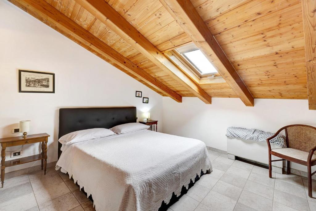 a bedroom with a bed and a wooden ceiling at Maison Noris in Finale Ligure