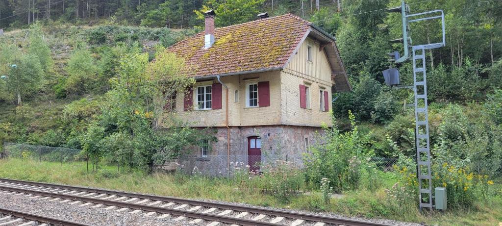 an old house sitting on the side of the tracks at Historisches Bahnwärterhaus in Gremmelsbach