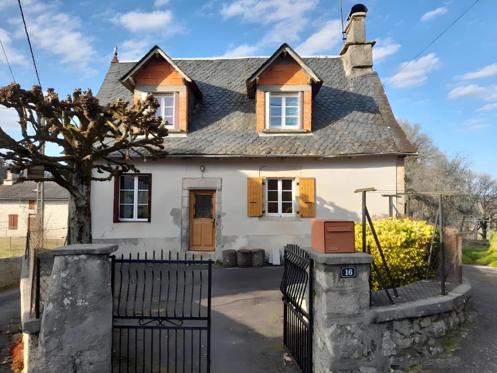 a house with a gate in front of it at La Maisonnette in Goulles