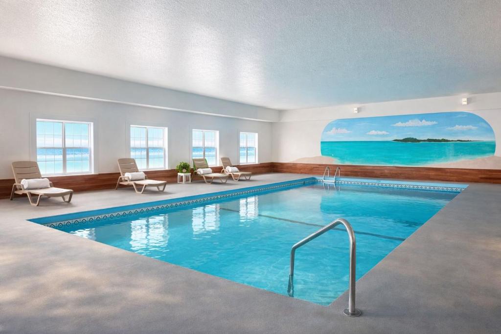 a large swimming pool in a hotel room at Iron Mountain Inn & Suites MI US 2 in Iron Mountain